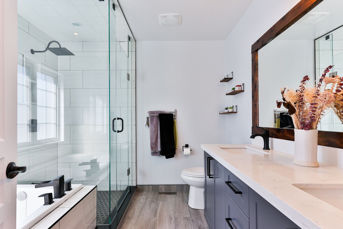 Contemporary bathroom with tiled feature wall